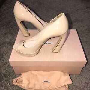 MIU MIU CLASSIC PEEP TOE NUDE PATENT LEATHER HEELS 37.5